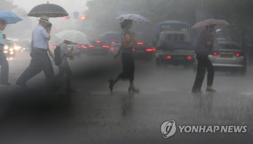 전국 구름 많고 소나기…30도 안팎 무더위 계속 - 1