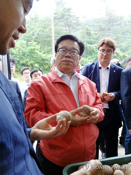 이동필, 진주서 스마트 팜 확산 점검