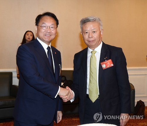 악수하는 유일호와 진리췬