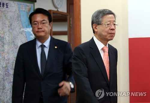새누리당 혁신비대위 입장하는 김희옥 위원장