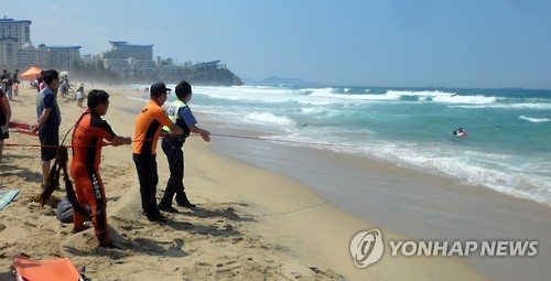 피서객 구조하는 삼척소방서와 동해해경