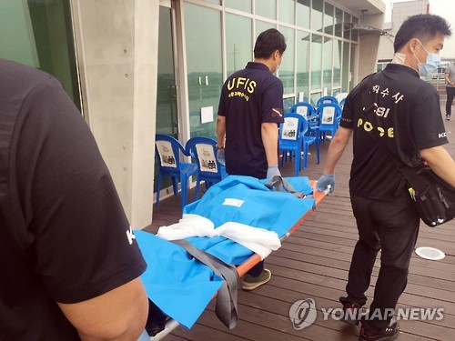 시신 머리 부위 옮기는 경찰