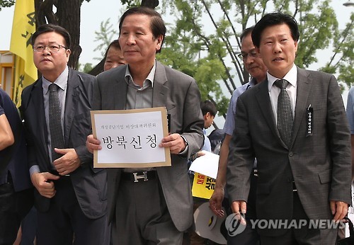 어제 개성공단기업 비상대책위원회 관계자들은 방북신청서를 정부에 제출했다.
