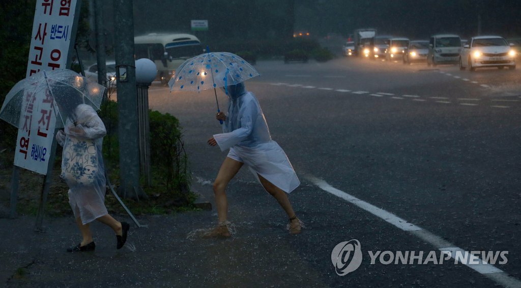 폭우 쏟아진 제주 남부