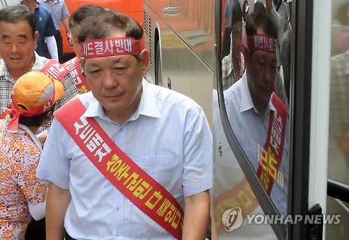 <사드배치> 버스 오르는 성주군수