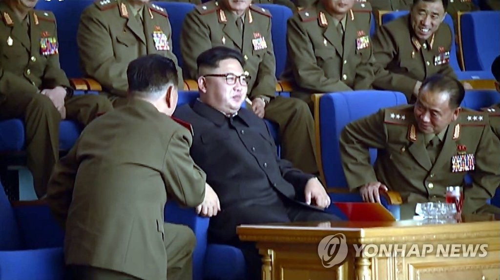 '北2인자' 황병서, 김정은에 또 무릎 꿇어
(서울=연합뉴스) 북한 조선중앙TV가 6일 방영한 새로 나온 기록영화 '경애하는 김정은 동지께서 인민군대사업을 현지에서 지도- 주체 105(2016)5-7'에서는 지난달 북한군 군인가족 예술 소조(팀) 경연에서 당선된 군부대의 공연 관람에 참석한 김정은 노동당위원장 오른편에 마련된 의자에 앉은 황병서 인민군 총정치국장이 공손하게 무릎을 꿇고 대화하는 모습이 다시 방송에 잡혔다. 2016.8.6 << 국내에서만 사용가능. 재배포 금지. For Use Only in the Republic of Korea. No Redistribution >>
nkphoto@yna.co.kr