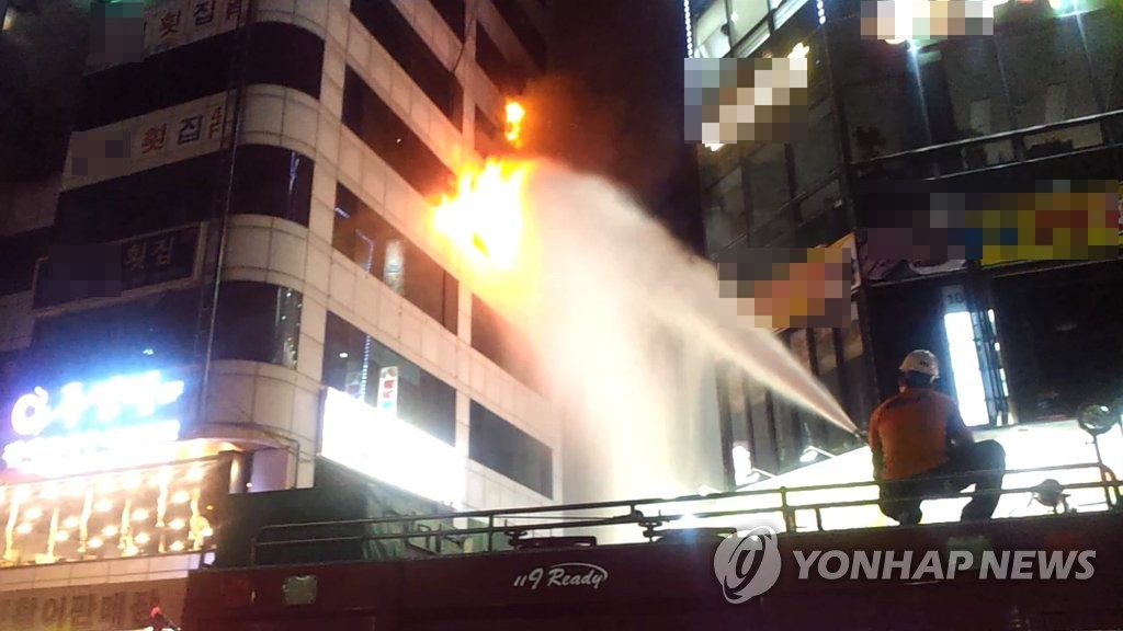 부산 민락동 회센터 건물 5층서 불