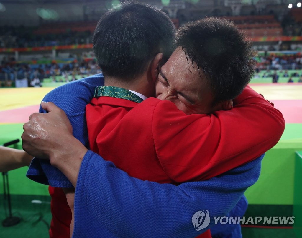 <올림픽> 정훈 감독과 포옹하는 청쉰장