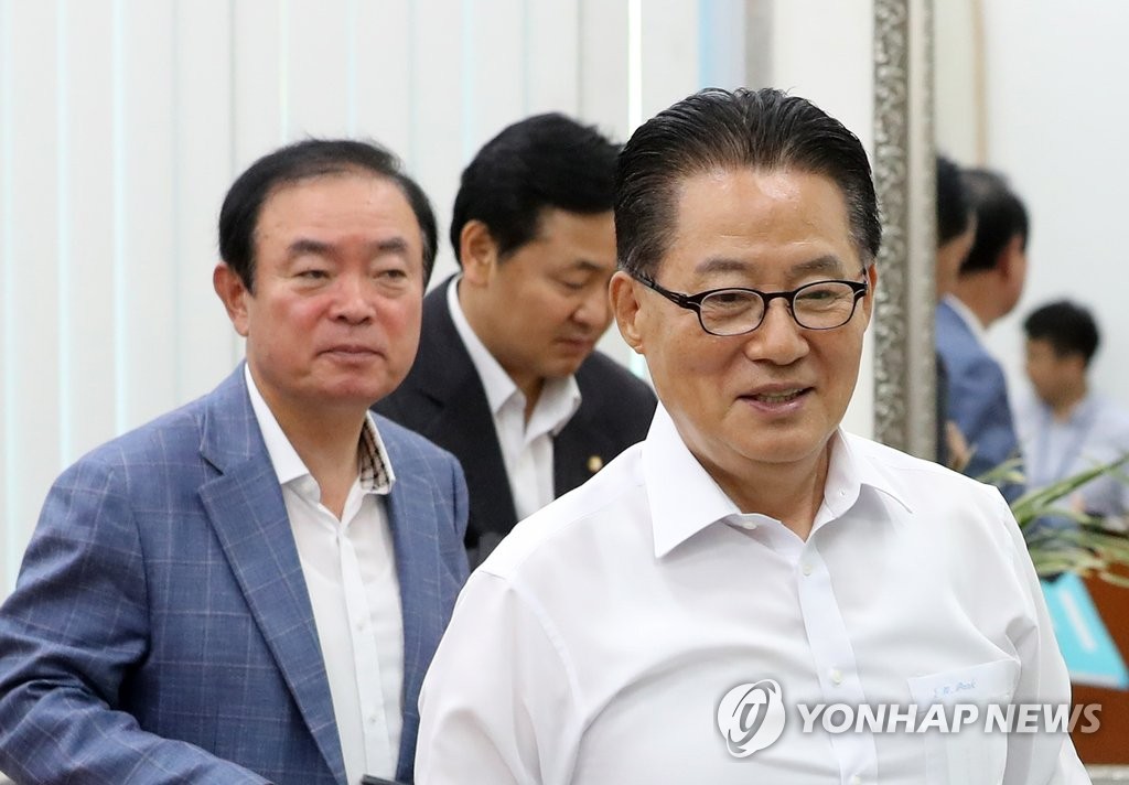 회의 참석하는 박지원