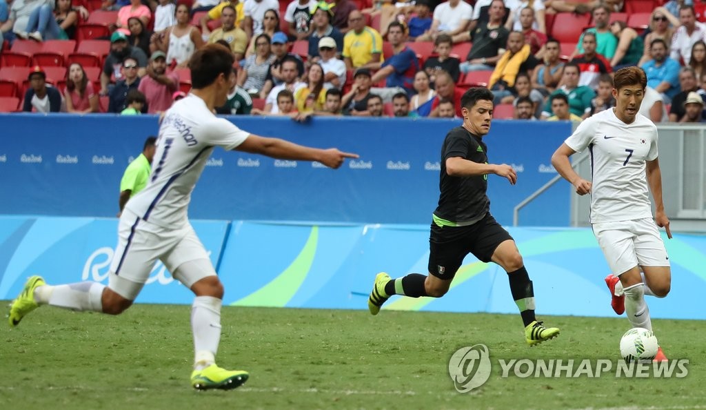 어제 브라질리아 마네 가힌샤 경기장에서 열린 리우올림픽 축구 C조 조별리그 3차전 멕시코와의 경기에서 후반전 황희찬을 바라보며 스루 패스를 시도하고 있는 손흥민
