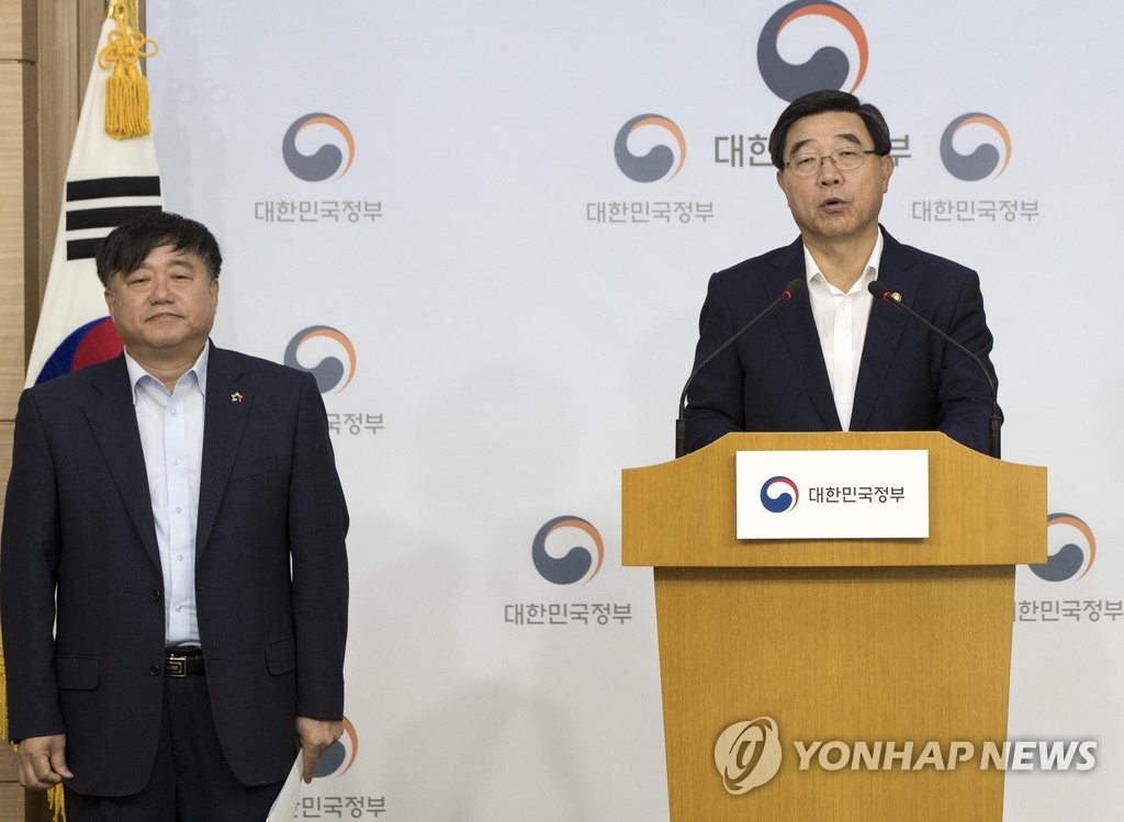 브리핑하는 이기권 장관