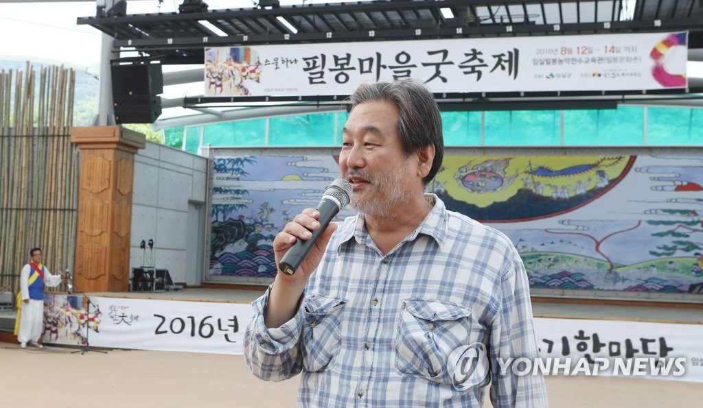 필봉마을굿축제에서 인사하는 김무성 전 대표