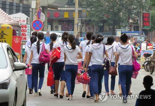 단체이동하는 북한식당 여종업원들
