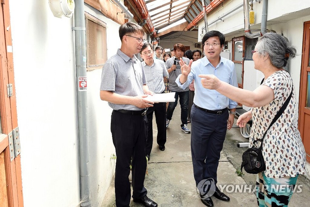 염태영 수원시장, 쪽방촌 방문해 폭염실태 점검