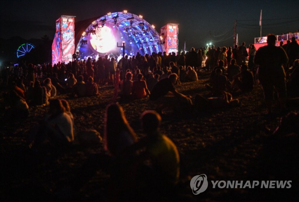 공연 감상하는 관람객들