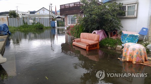 해일과 만조로 침수된 주택가