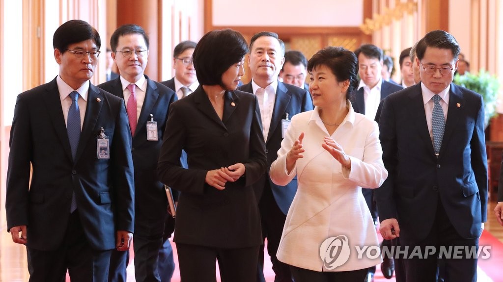 신임장관과 함께 국무회의 참석하는 박 대통령