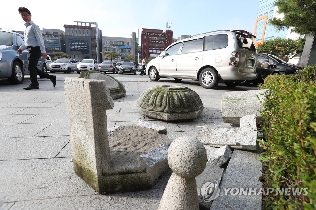 <규모 5.8 지진> 지진에 무너진 구조물