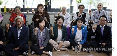 나눔의집 방문한 野 의원들