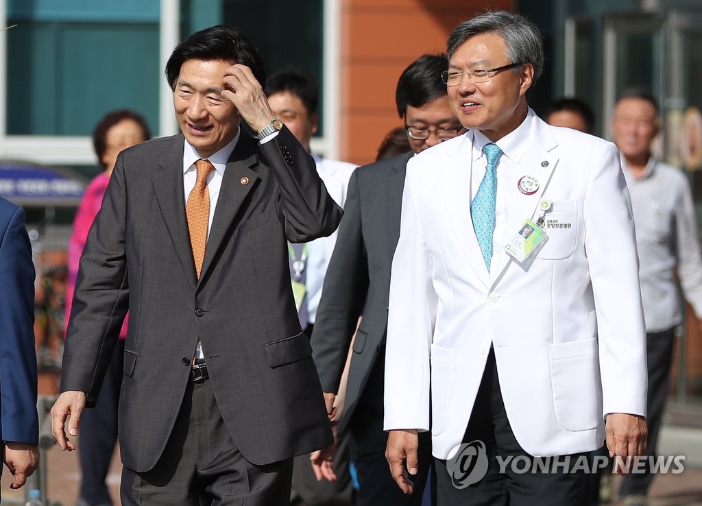 한일 위안부 합의 이후 처음 피해자 면담 나선 윤병세 장관