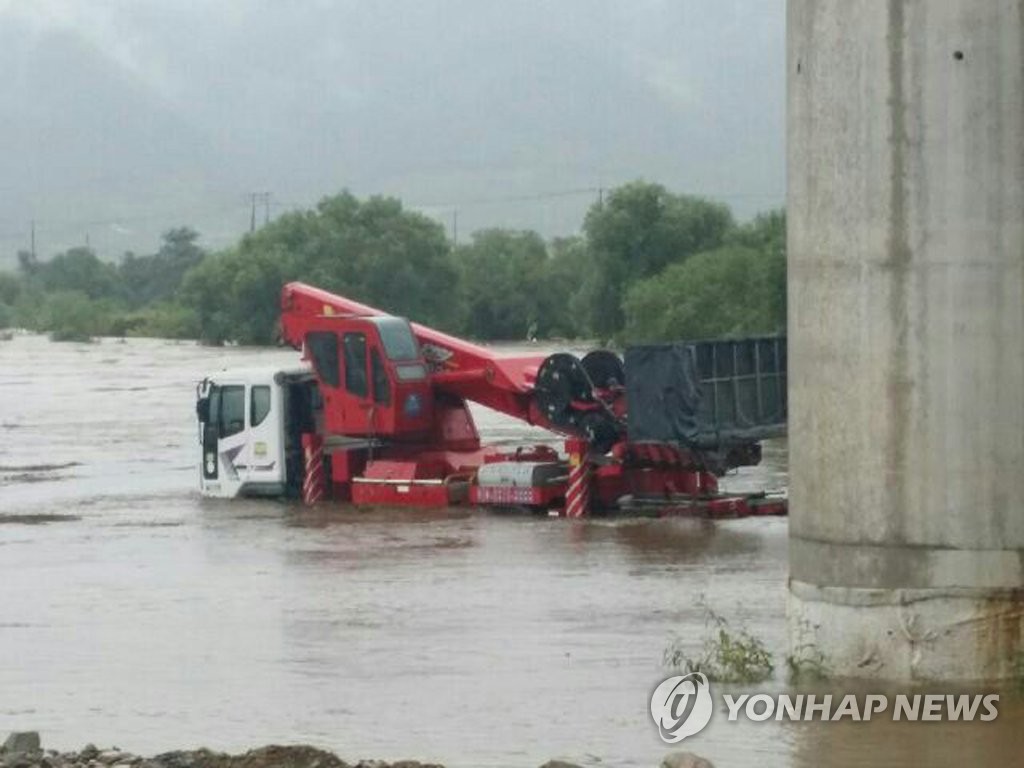 침수된 공사차량