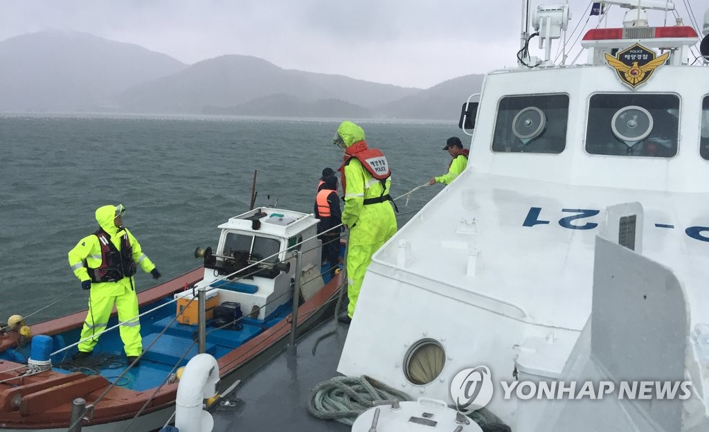 구조작업벌이는 해경