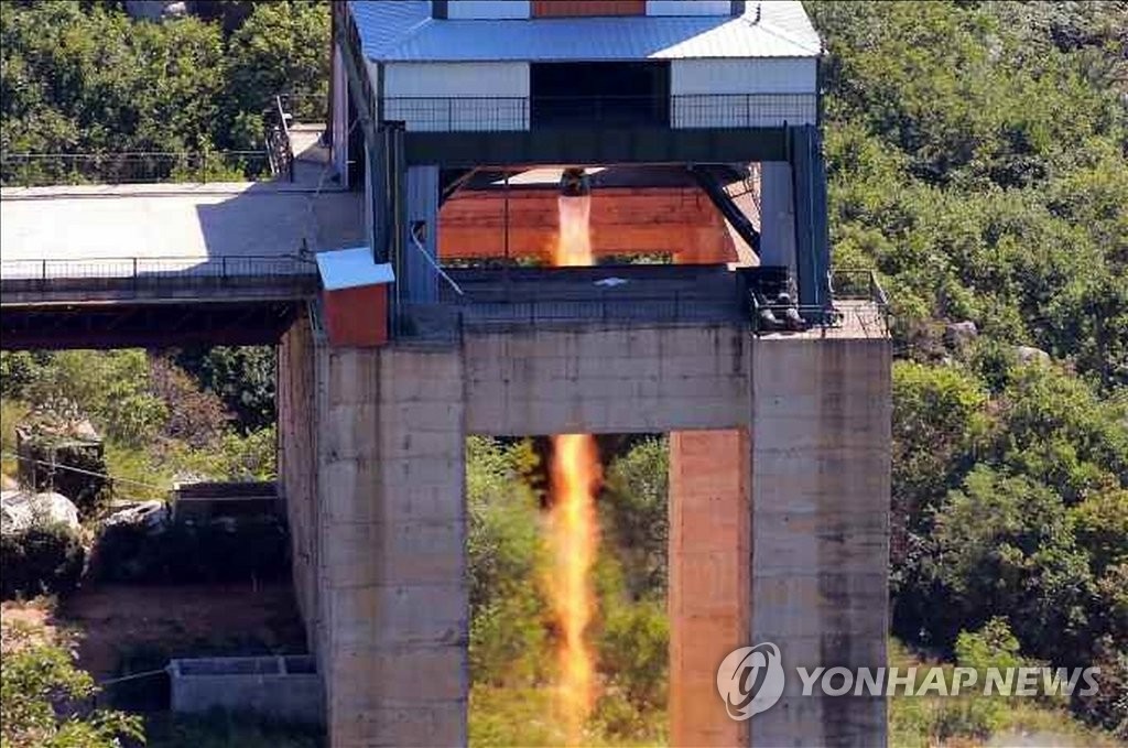 지난해 9월 있었던 북한의 신형 로켓엔진 분출 시험 사진
