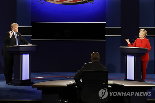 대선 첫 TV토론서 논쟁하는 힐러리와 트럼프