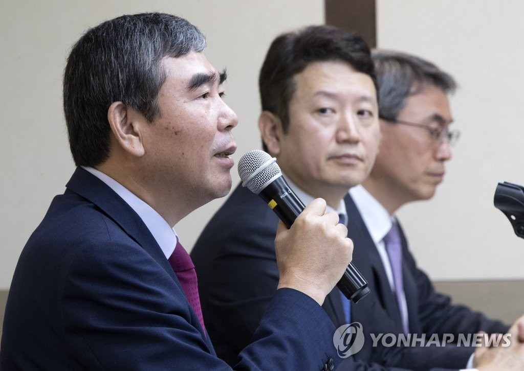 취재진 질문에 답하는 이관순 대표
