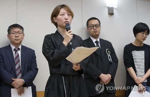 의견 밝히는 백도라지씨