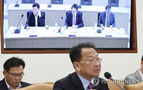 부총리 발언 듣는 김재수 장관