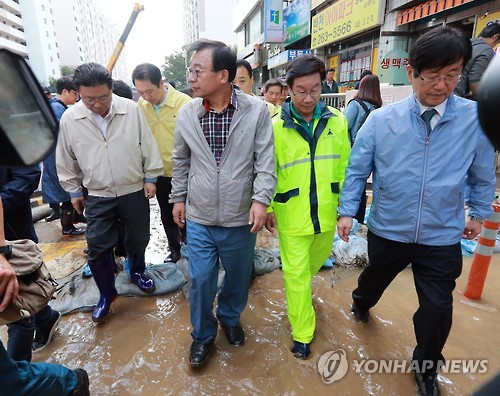 <태풍 차바> 피해현장 돌아보는 이정현 대표
