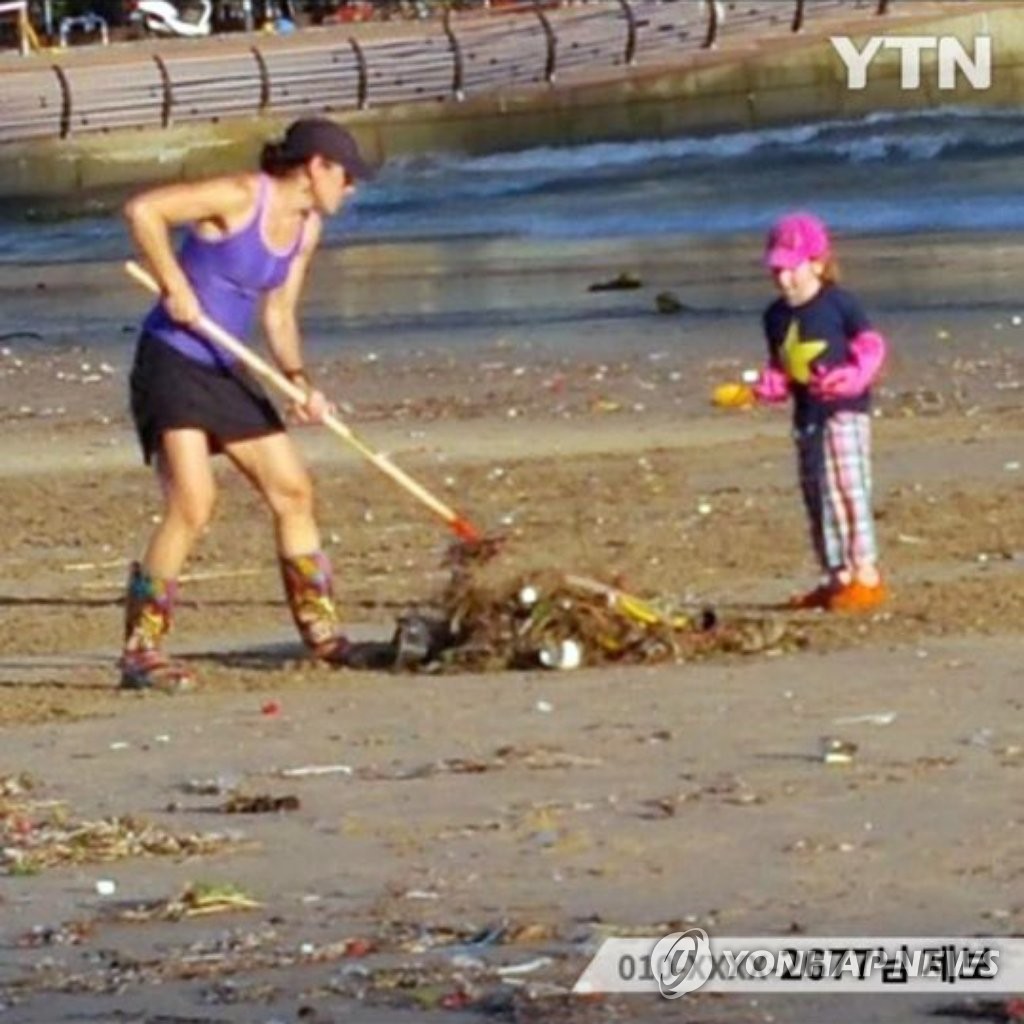 <태풍 차바> 피해 복구에 도움 보태는 '외국인 모녀'