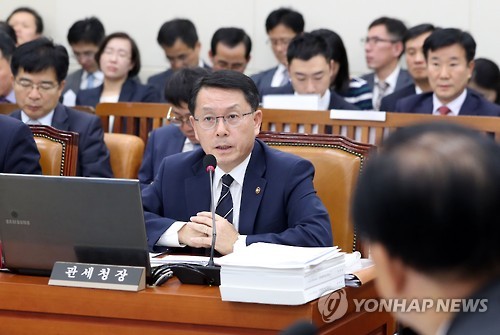 답변하는 천홍욱 관세청장