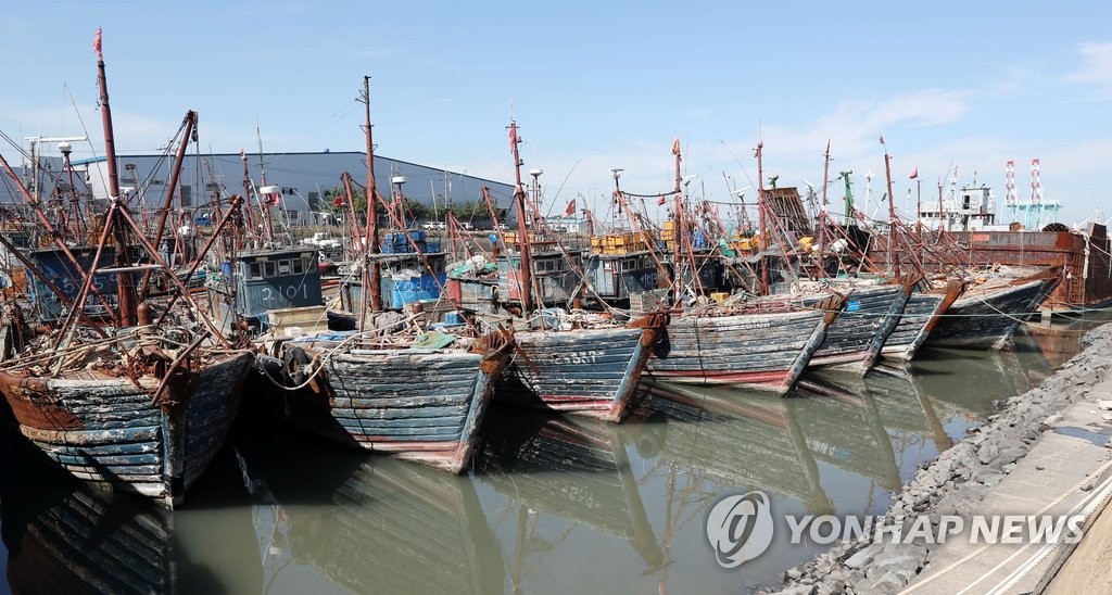 만석부두에 가득 찬 불법조업 중국어선들