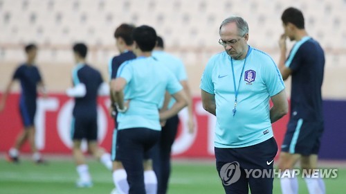 생각에 잠긴 슈 감독