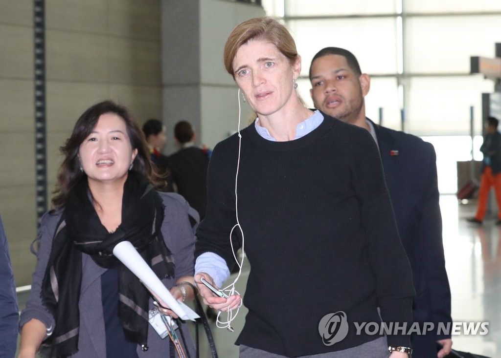 출국하는 서맨사 파워 대사
(영종도=연합뉴스) 하사헌 기자 = 서맨사 파워 유엔주재 미국대사가 지난 8일부터 시작된 방한 일정을 마치고 11일 오전 인천공항을 통해 출국하고 있다. 파워 대사는 방한 기간 판문점을 방문하고, 북한이탈주민정착지원사무소와 탈북 청소년 대안학교 등을 찾아 다양한 탈북자들을 직접 만났다. 2016.10.11
toadboy@yna.co.kr