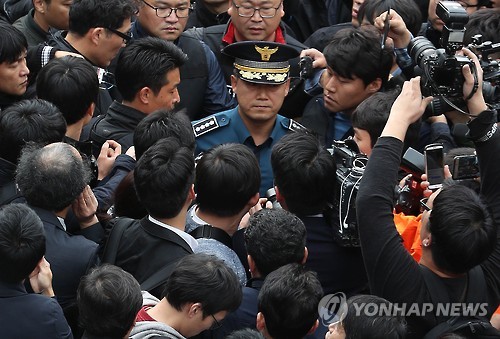 영장집행 나선 홍완선 종로서장