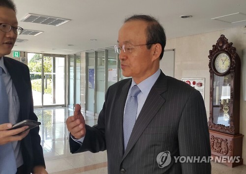 송민순 전 외교통상부 장관이 24일 오전 총장으로 재직 중인 서울 삼청동 북한대학원대학교에서 기자들을 만나 자신의 회고록 논란과 관련한 질문에 답하고 있다.