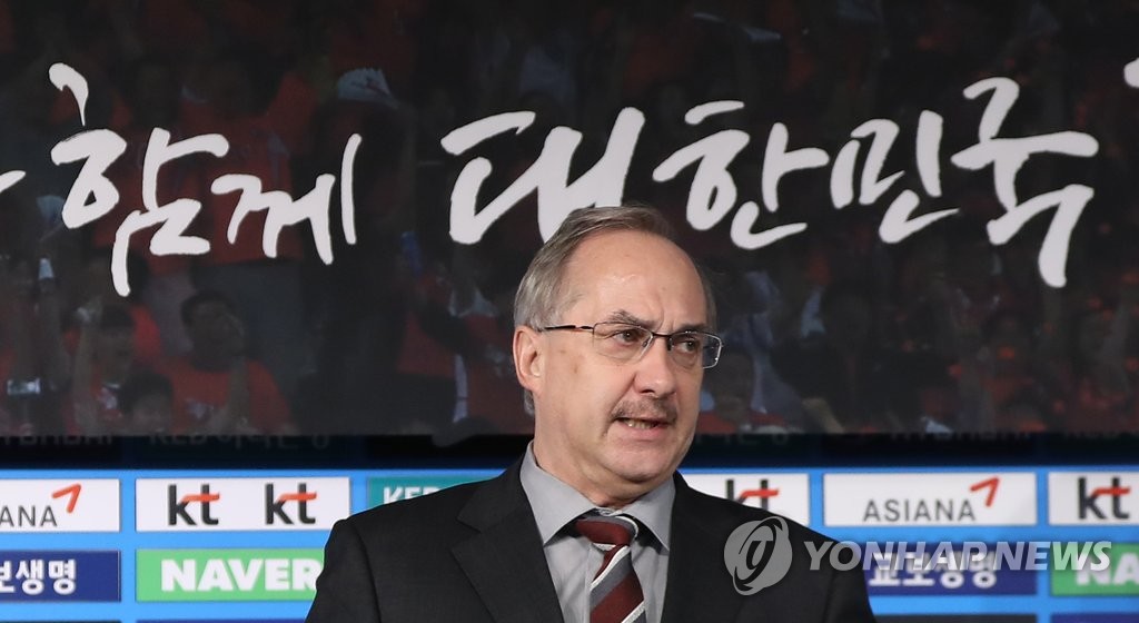 기자회견장 들어서는 슈틸리케감독