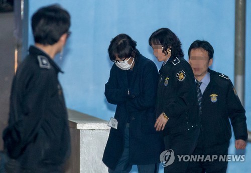 고개 숙인 최순실
