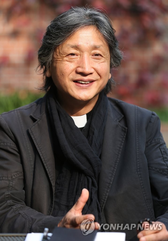인터뷰하는 최준기 신부