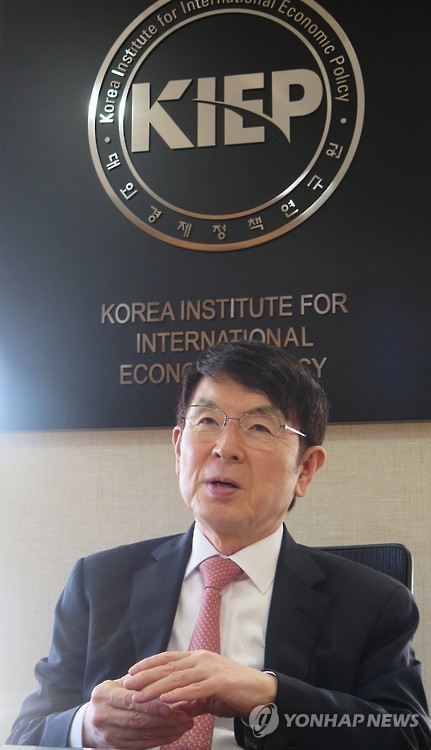 인터뷰하는 현정택 대외경제정책연구원장