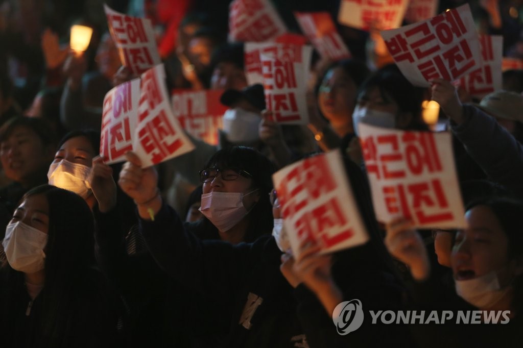 거리로 나온 여고생들