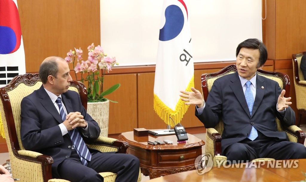윤병세 장관, 신임 북한인권 특별보고관 접견