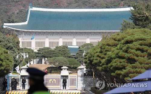 (서울=연합뉴스) 백승렬 기자 = 검찰이 제시한 박근혜 대통령에 대한 대면조사 마지노선을 하루 앞둔 17일 청와대 정문(일명 11문) 앞에서 경찰이 근무를 서고 있다. 2016.11.17 srbaek@yna.co.kr