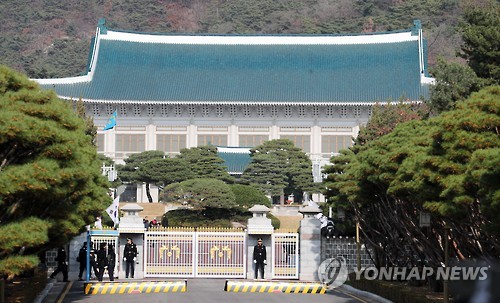 (서울=연합뉴스) 백승렬 기자 = 검찰이 제시한 박근혜 대통령에 대한 대면조사 마지노선을 하루 앞둔 17일 청와대 정문(일명 11문) 앞에서 경찰이 근무를 서고 있다. 2016.11.17 srbaek@yna.co.kr