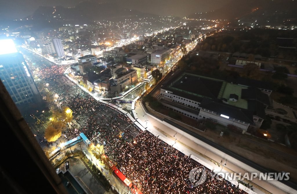 지난 19일 '최순실 게이트' 진상규명과 박근혜 대통령 퇴진을 촉구하며 내자동 방향으로 행진하고 있는 시민들