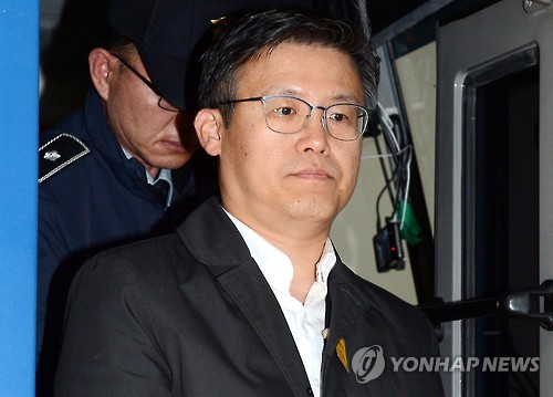 검찰 들어서는 정호성