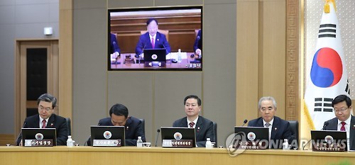 유일호 부총리 발언 듣는 국무위원